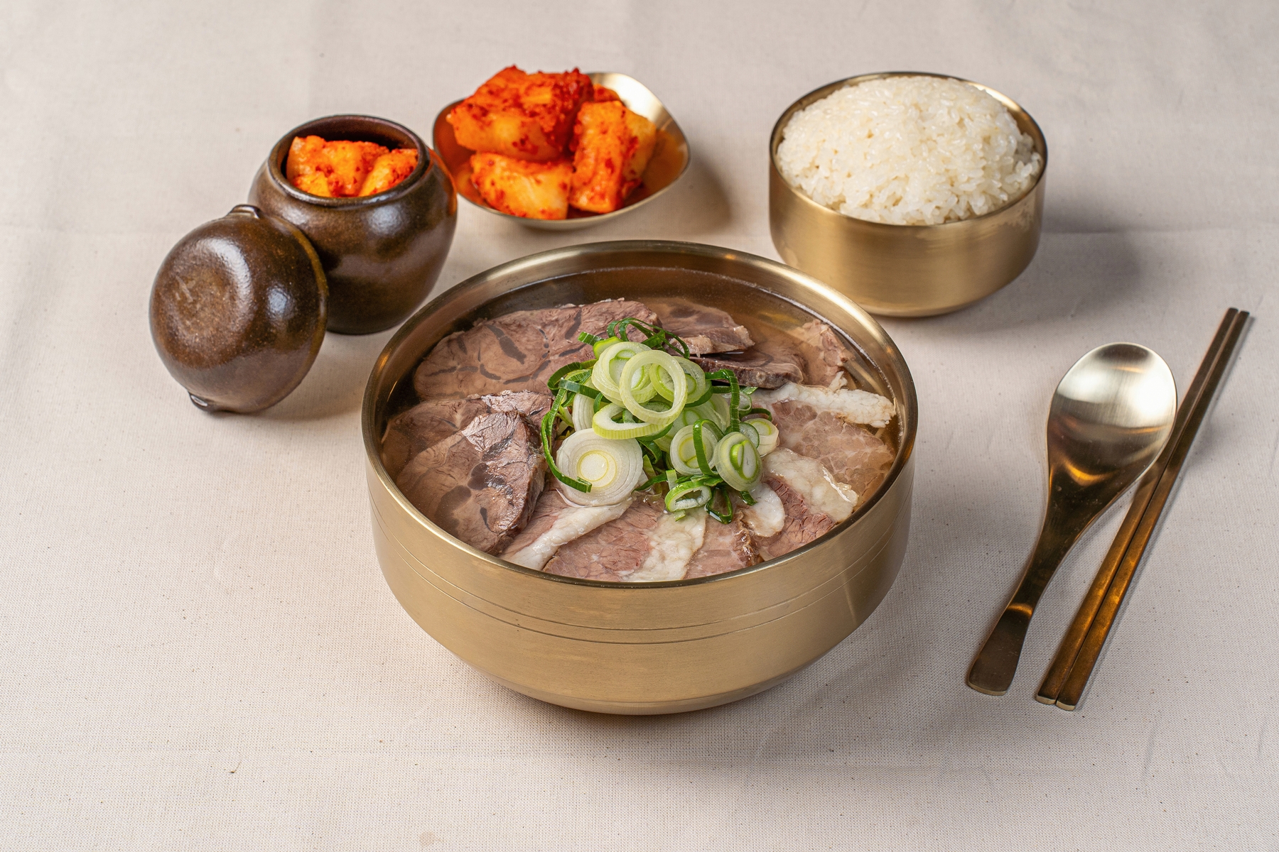 고기가 푸짐하게 올라간 향미옥 맑은 소고기 국밥